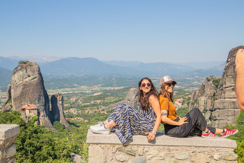 Atenas: Excursión de un día a los Monasterios y Cuevas de Meteora y opción de almuerzoVisita compartida en inglés con traslado en autobús y almuerzo