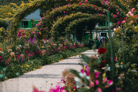 Paris: Private Round-Trip Transfer to Giverny