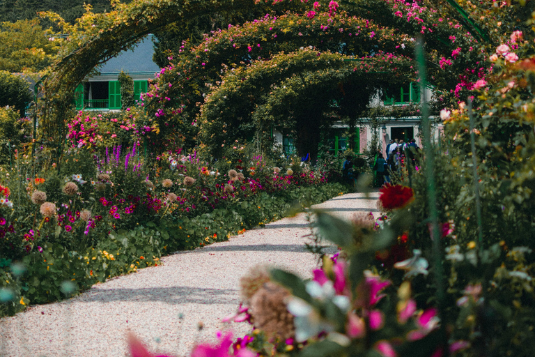 Giverny: Private Guided Walking Tour with Monet's House