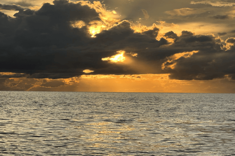 Crociera in catamarano al tramonto che include. Cena e intrattenimento