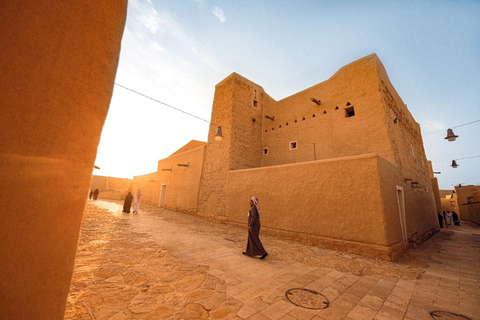 Tour de la ciudad de Diryah a Al Masmak y visita al zoco con cena