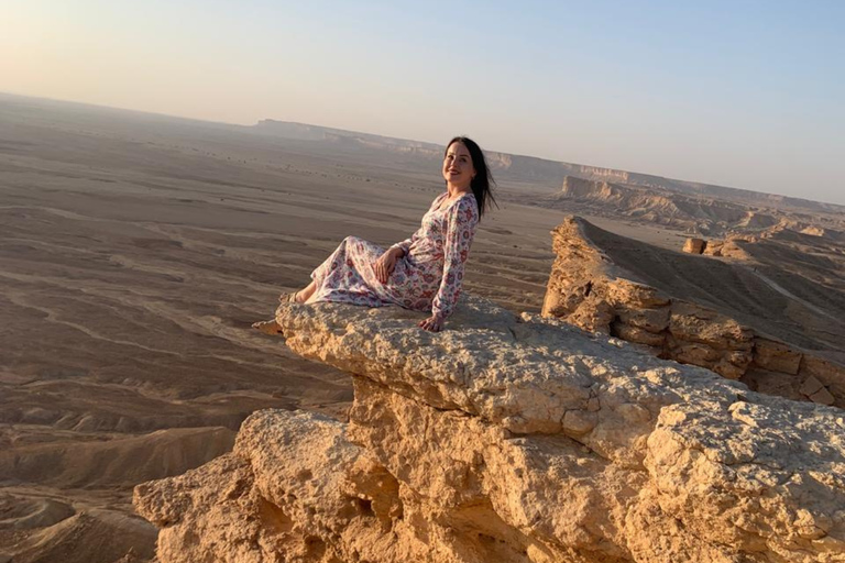 Riyadh: Edge of the World, Sadus Village & Bat Cave Tour Edge of the World, Sadus Village..etc(Private tour)