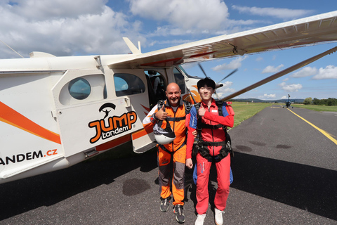 Prague: Tandem Skydiving 14,000 feet / free transfers