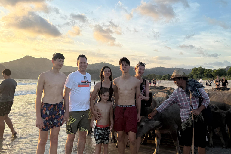 Lombok: Weaving, South Beach, Sunset with Buffalo Tour Lombok: Weaving, South Beach, Sunset with Buffalo Tour