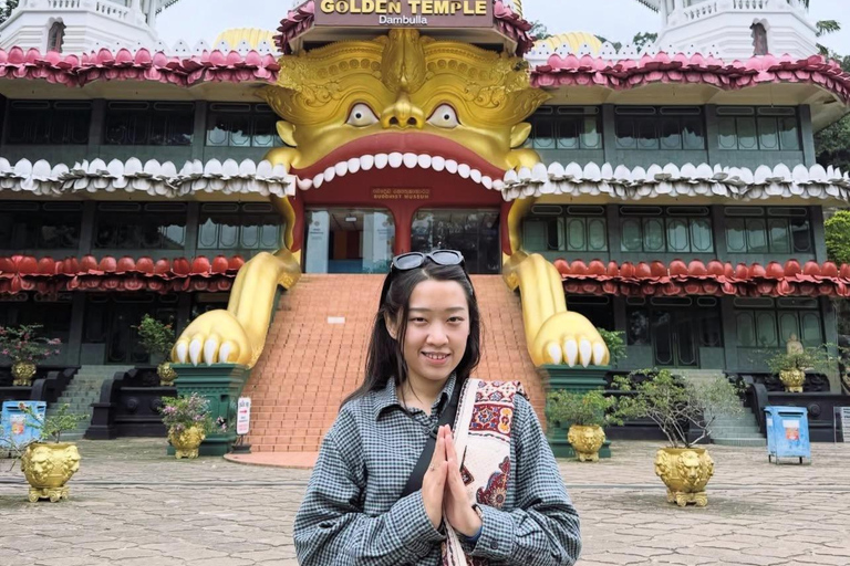 Sigiriya: Kandy Private Transfer with Tea Factory Visit