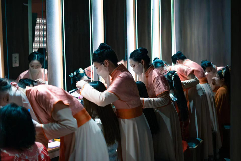 Shanghai: Immersive Han Dynasty Palace Banquet Clothing + Hairstyle + Makeup (excluding meals/photography)