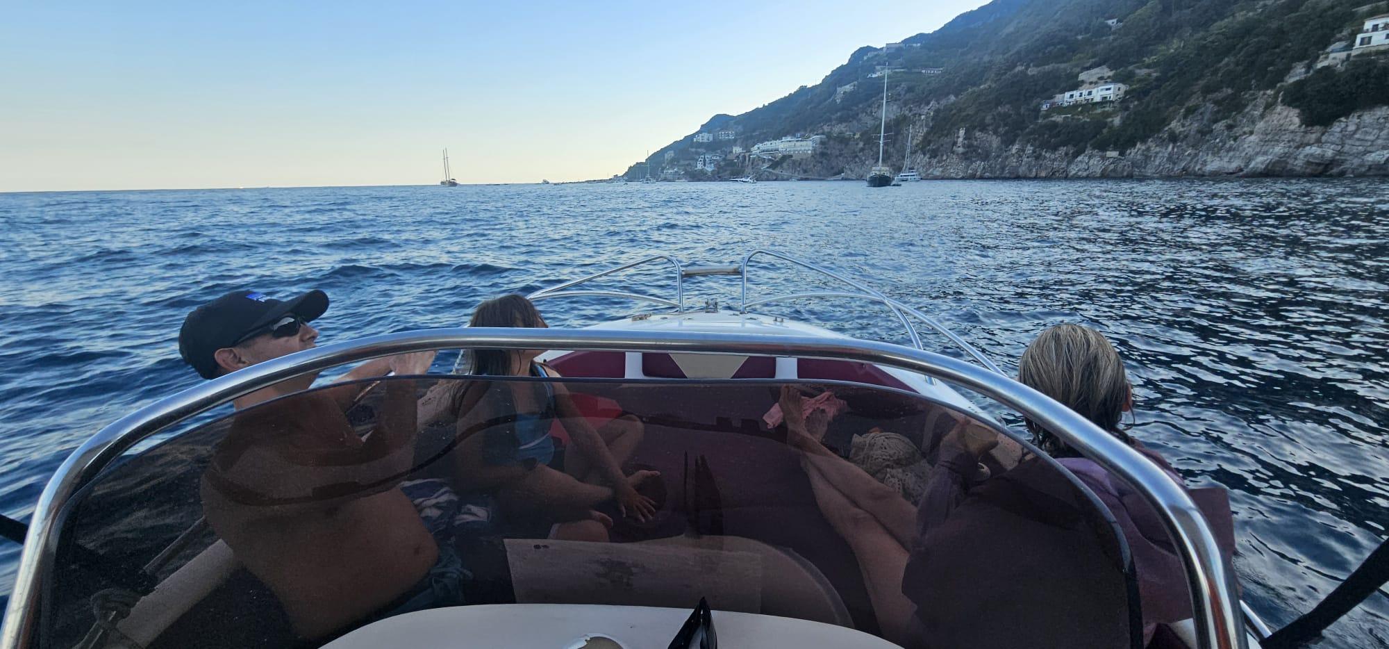 Bootstour bei Sonnenuntergang mit Aperitif und Schnorcheln in Amalfi