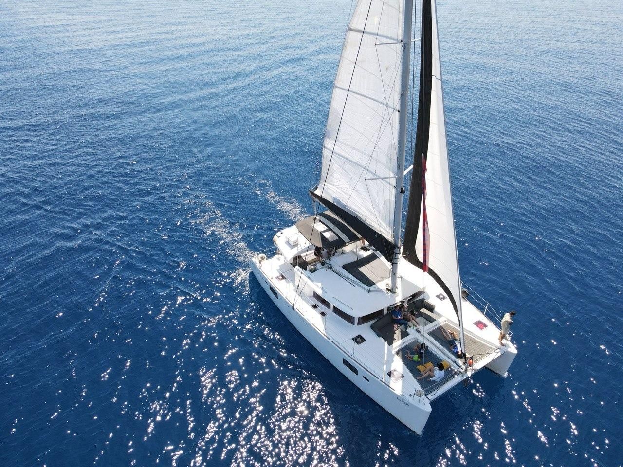 Rethymno: Premium-Katamaran-Tour mit gesundem Mittagessen & offener Bar