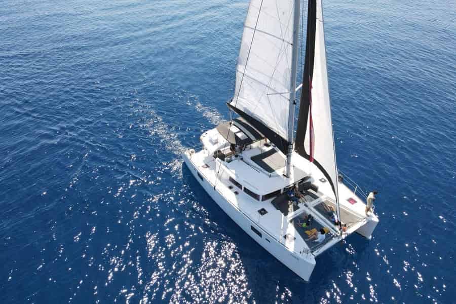 Rethymno: Premium-Katamaran-Tour mit gesundem Mittagessen & offener Bar. Foto: GetYourGuide Rethymno: Premium-Katamaran-Tour mit gesundem Mittagessen & offener Bar. Foto: GetYourGuide