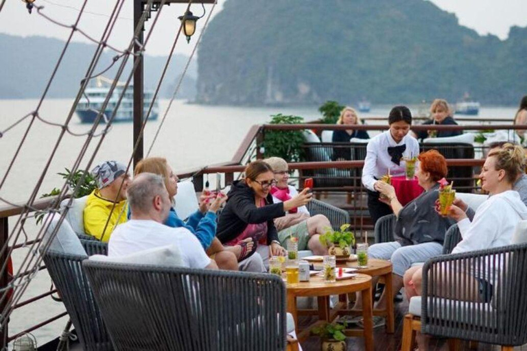 Desde Hanói: Crucero de lujo de un día por la Bahía de Ha Long