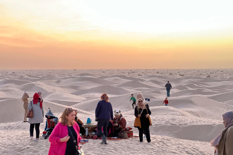 Es Sabra: Bedoeïenenmaaltijd in een kamp in de Tunesische SaharaEs Sabra: Bedoeïenendiner in de Tunesische Sahara