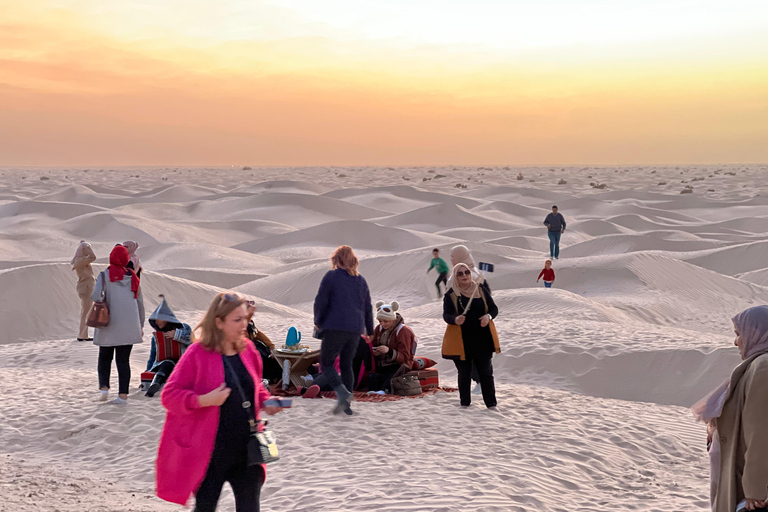 Es Sabra: Bedoeïenenmaaltijd in een kamp in de Tunesische SaharaEs Sabra: Bedoeïenendiner in de Tunesische Sahara