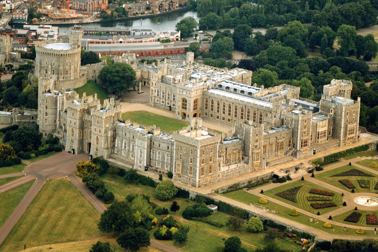 London: Private Tour of Stonehenge, Windsor Castle, and Bath Luxury Car