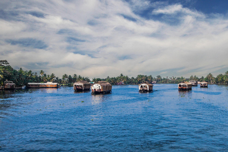 5-Day Kerala Highlights Tour with Overnight Houseboat Stay 3 Star Hotel Accommodation