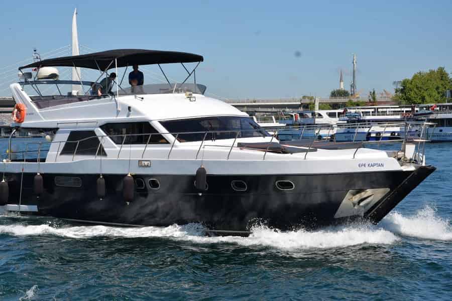 Istanbul: Private Bosporus-Yacht mit Tourguide und Snacks. Foto: GetYourGuide Istanbul: Private Bosporus-Yacht mit Tourguide und Snacks. Foto: GetYourGuide