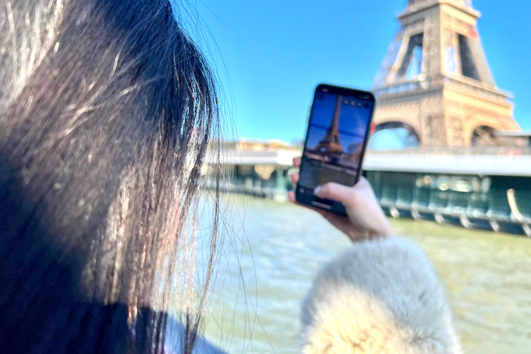 Paris: Day or Evening River Cruise with Musical Ambiance Paris: Evening River Cruise with Musical Ambiance & Postcard