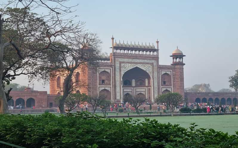 tour guide for taj mahal agra