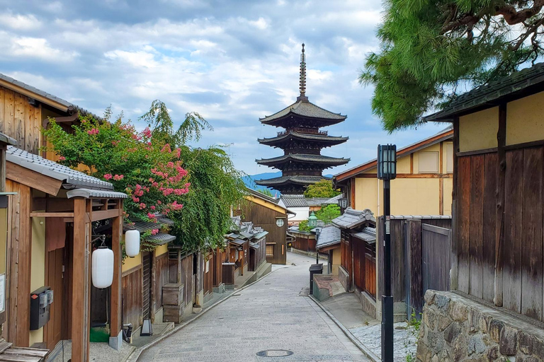 Kyoto: Gateway to Gion Walking Tour for First-Time Visitors