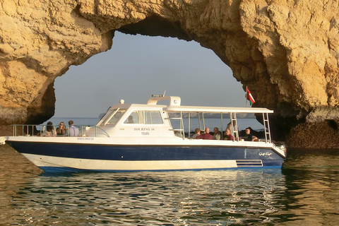 Paseo en barco por la costa y al atardecer