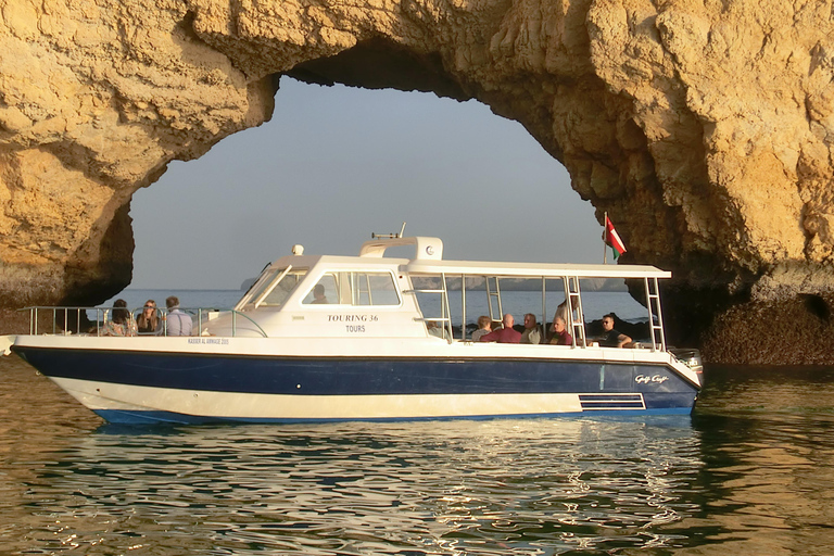 Paseo en barco por la costa y al atardecer