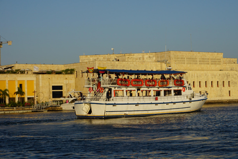 Carthagène : excursion en bateau de nuit avec dîner et open barCARTAGENA : Excursion en bateau de nuit blanche avec dîner et open bar