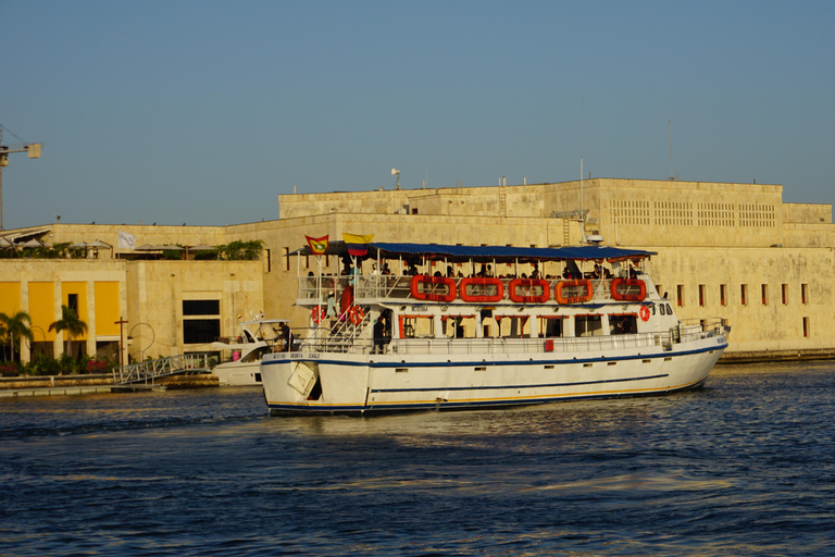Carthagène : excursion en bateau de nuit avec dîner et open barCARTAGENA : Excursion en bateau de nuit blanche avec dîner et open bar
