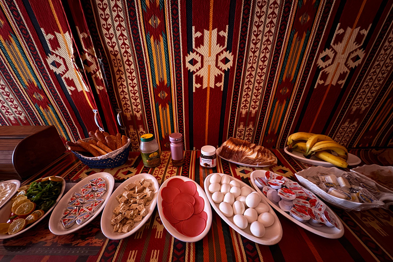 Wadi Rum: Bedouin Family Visit, Desert Safari & Dinner