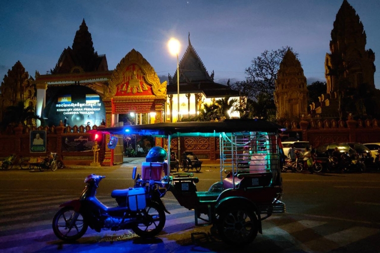 Phnom Penh Abendrundfahrt mit dem traditionellen Tuk-TukStadtbesichtigung mit dem Tuk-Tuk von 18:00 bis 21:00 Uhr