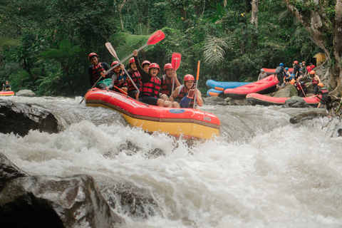 Ubud: Avventura di rafting sul fiume Ayung con pranzo e trasportoRafting con trasferimento di andata e ritorno