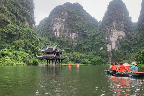 Ninh Bình: Bai Dinh, Trang An en Mua Cave dag privétourNinh Bình: Bai Dinh, Trang An en Mua Cave op de motor