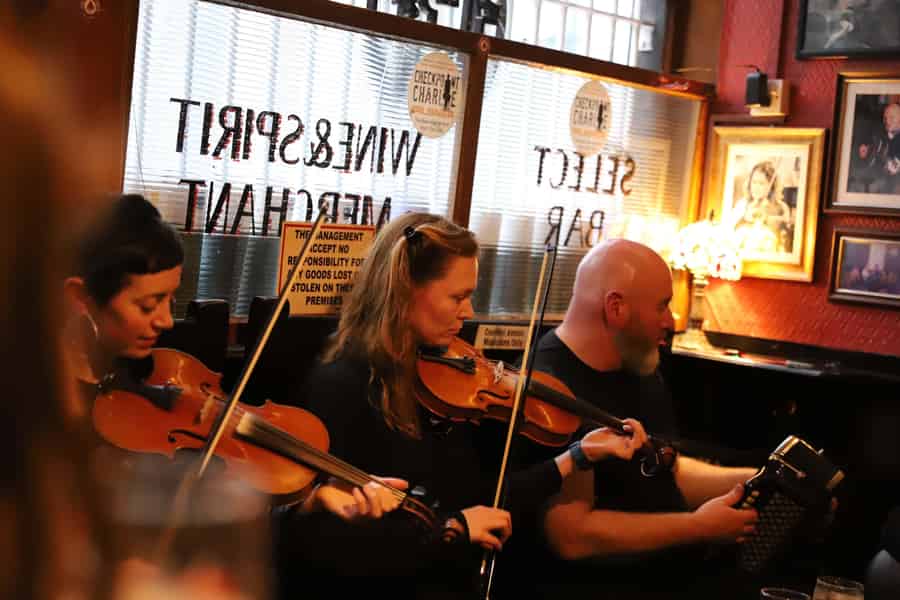 Dublin: Traditionelle Musik-Pub-Tour mit einem Musiker aus der Region. Foto: GetYourGuide Dublin: Traditionelle Musik-Pub-Tour mit einem Musiker aus der Region. Foto: GetYourGuide