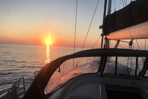 Valencia: Sunset trip in a sailboat with drinks included Valencia: Sunset trip in a sailboat. Drinks included.