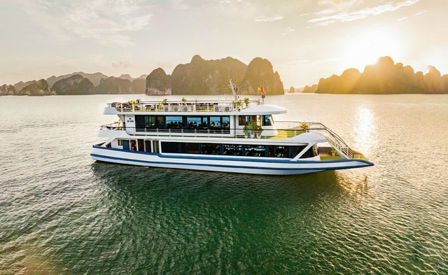 Halong Luxury Cruise Day Trip: Buffet lunch & Limousine Bus