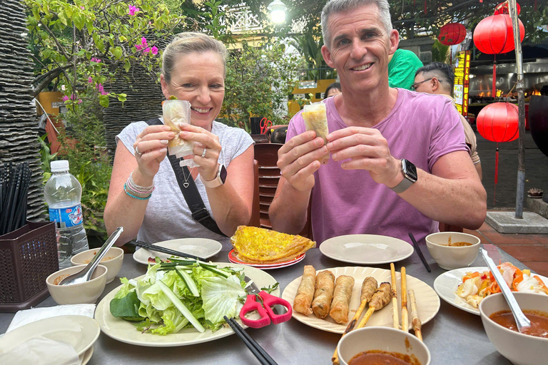 Hoi An: Guided Evening Food Tour w/ Lantern and River Boat