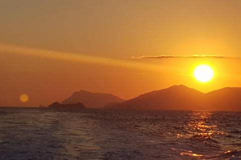 MAIORI: Crucero en barco al atardecerCrucero en barco al atardecer desde Maiori