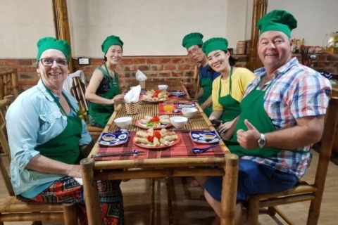 Clase de Cocina Vietnamita con una Familia Local en Hoi AnClase de Cocina con Mercado y Paseo en Barco