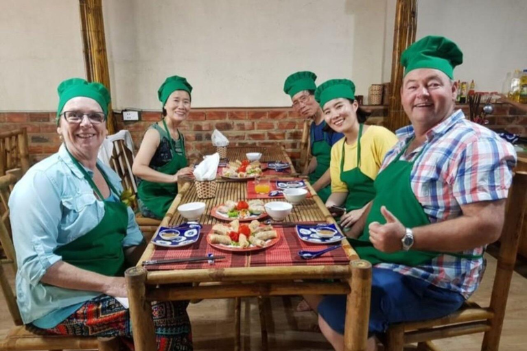 Clase de Cocina Vietnamita con una Familia Local en Hoi AnClase de Cocina con Mercado y Paseo en Barco