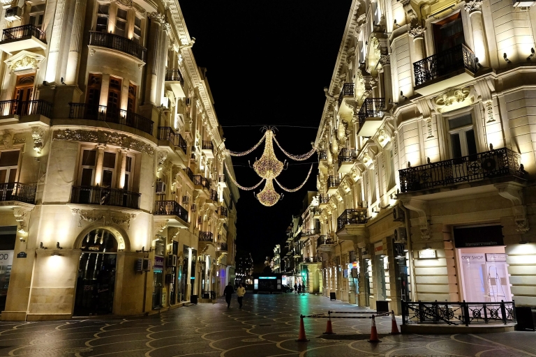 Baku: Nocna wycieczka piesza z przewodnikiem City Sights z kolejką linową