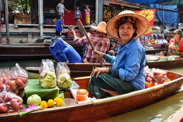 Visit Boat Tour Damnoen Saduak Market in Ratchaburi, Thailand