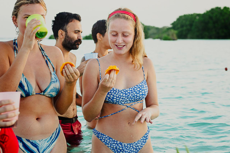 Bacalar at Sunrise: Kayak Adventure with Breakfast & Photos