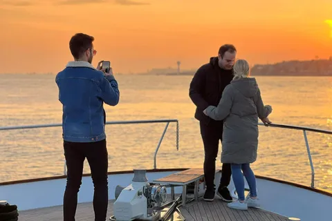 Istanbul : Croisière au coucher du soleil sur le Bosphore avec collations et vin
