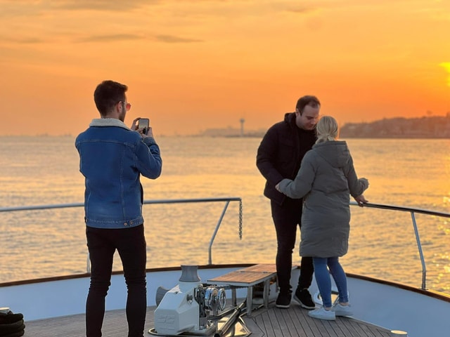 Istanbul: Bosphorus Sunset Cruise with Snacks and Wine