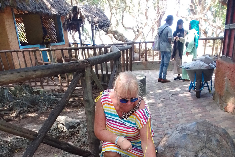 Zanzibar: tour guidato dell'isola prigione con guida localeZanzibar: tour guidato dell'isola prigione con una guida locale