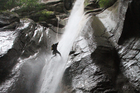 Talloires: Geführte Canyoning-Erfahrung in der Angon-SchluchtEntdecke die Angon-Schlucht in Annecy, Haute-Savoie
