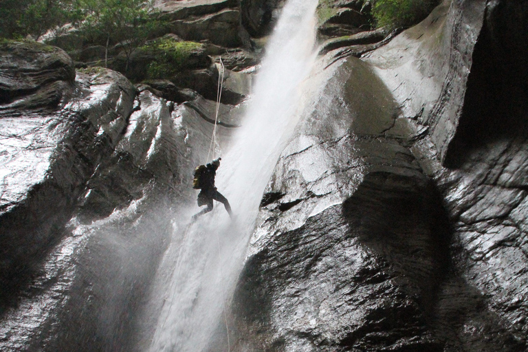 Talloires: Geführte Canyoning-Erfahrung in der Angon-SchluchtEntdecke die Angon-Schlucht in Annecy, Haute-Savoie