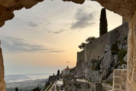 Split: Visita panorámica de la ciudad al atardecer en KlisExcursión nocturna al atardecer en Klis