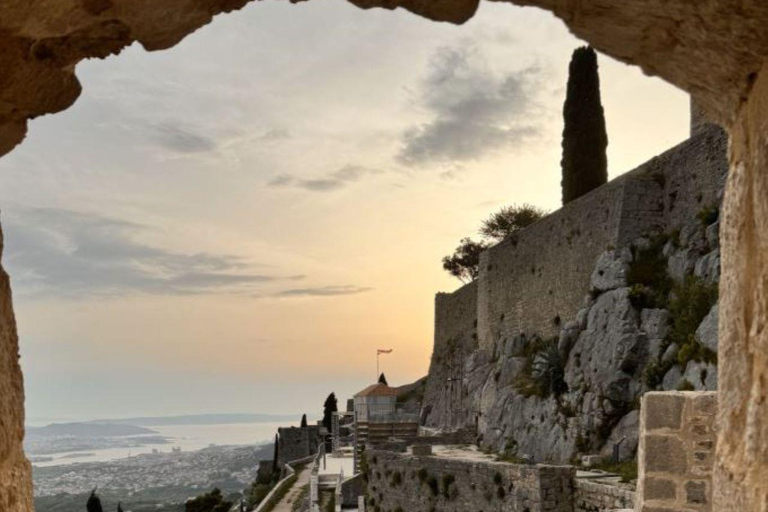 Split: Visita panorámica de la ciudad al atardecer en KlisExcursión nocturna al atardecer en Klis