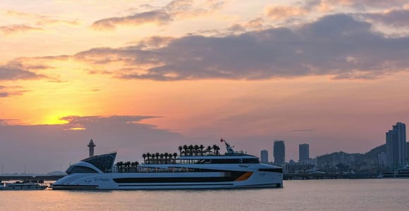 Hanoi: 5-Star Family Cruise & Limousine in Ha Long Bay