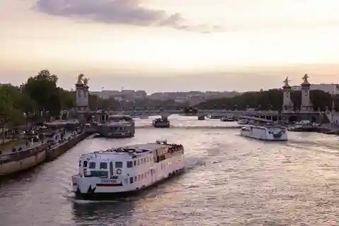 Paris: City of Lights Walking Tour and Seine River Cruise