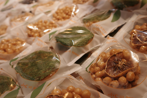Seoul Vegan Vegetarian Market Food Tour with Temple Classics